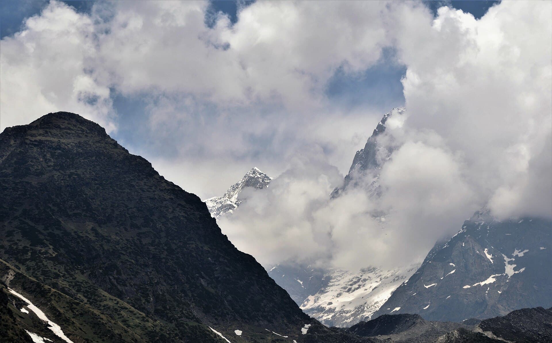 The snow peaks of Kedarnath rising through the clouds