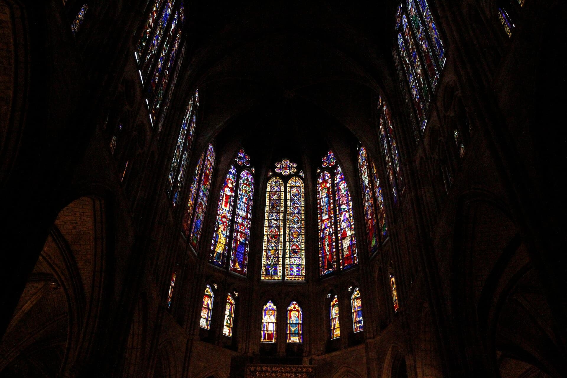 Stained glass filling the apse of León Cathedral