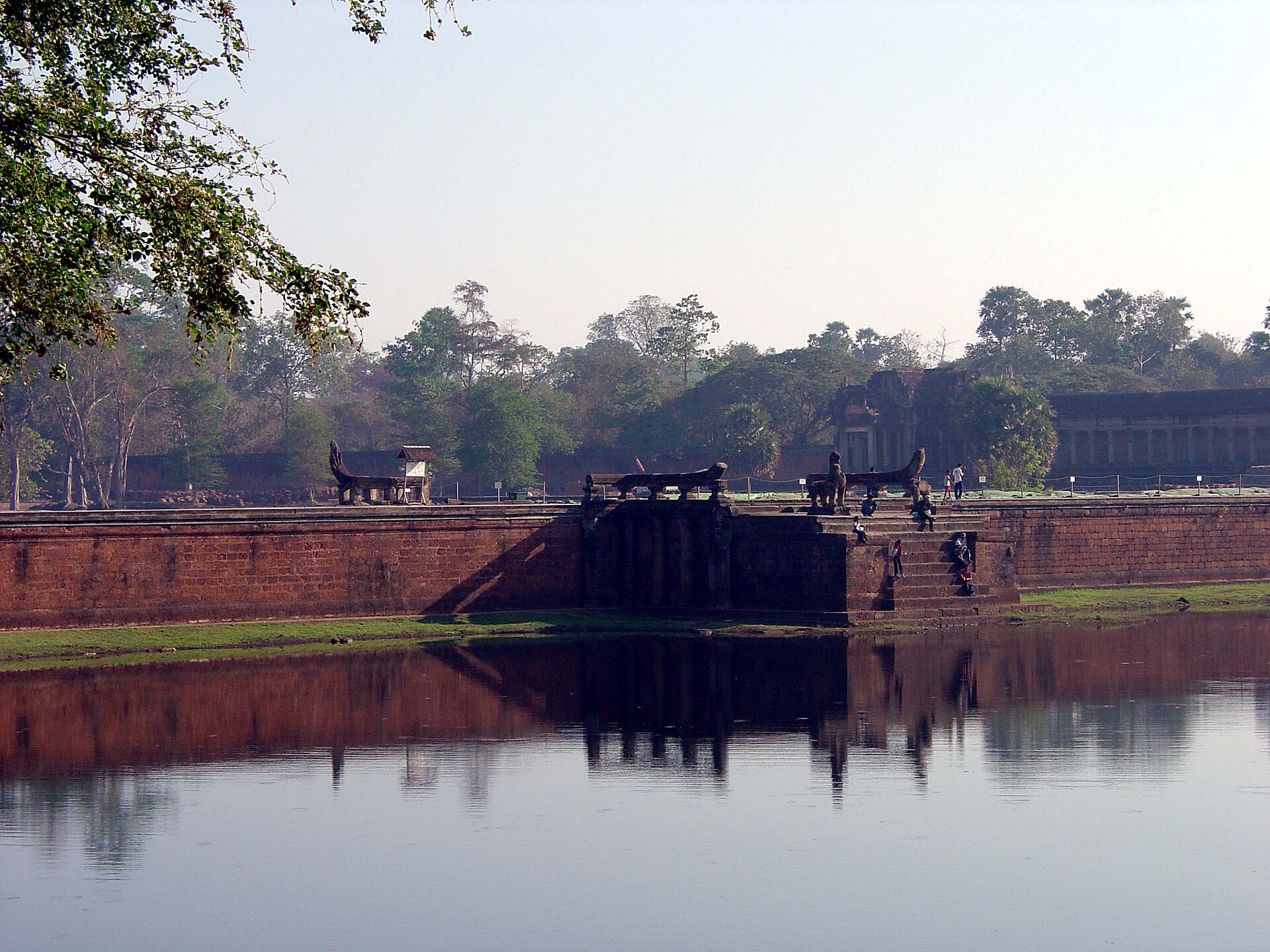 The long causeway running straight to the central sanctuary