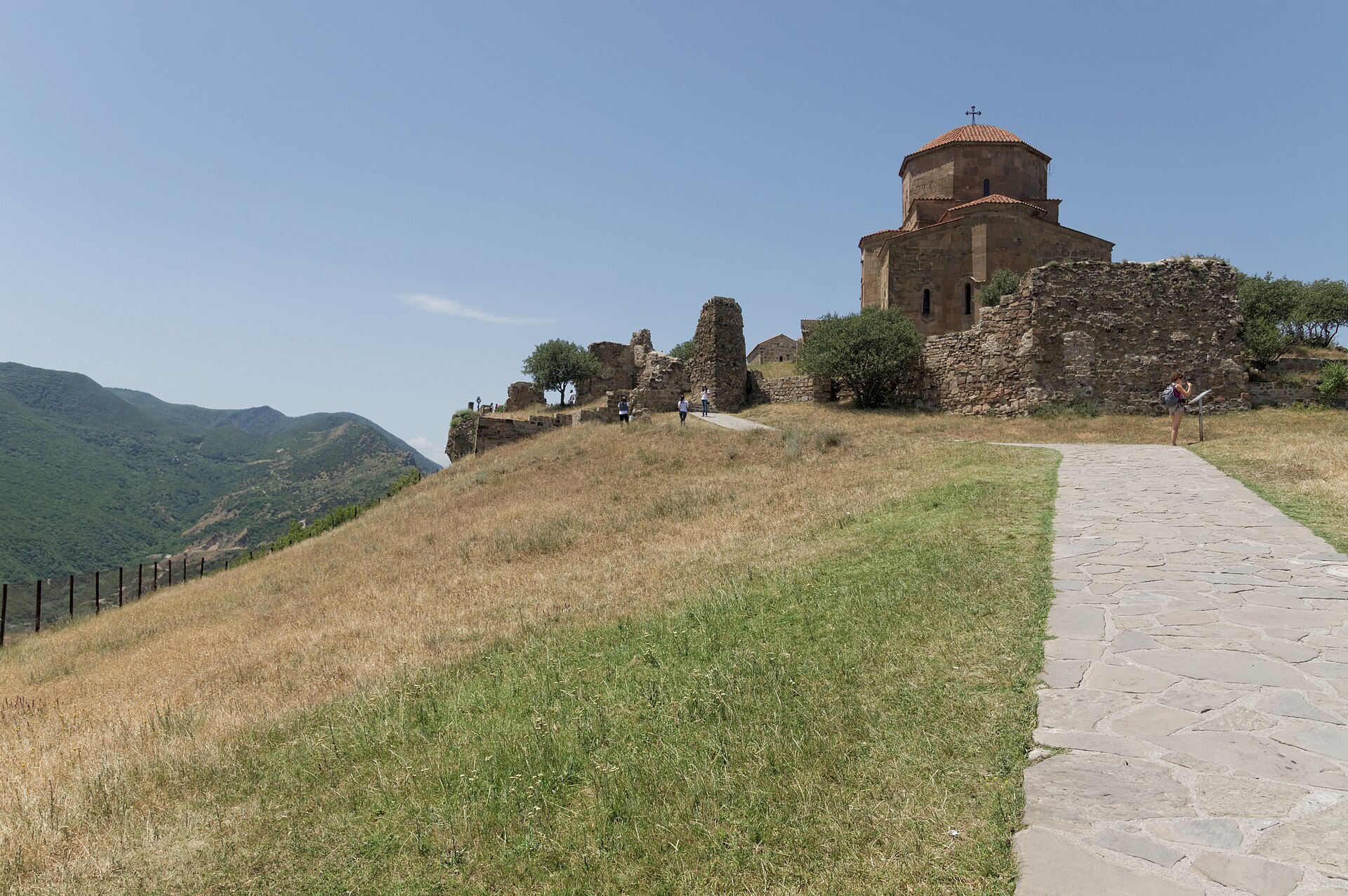 The stone path running along the ridge toward Jvari Monastery