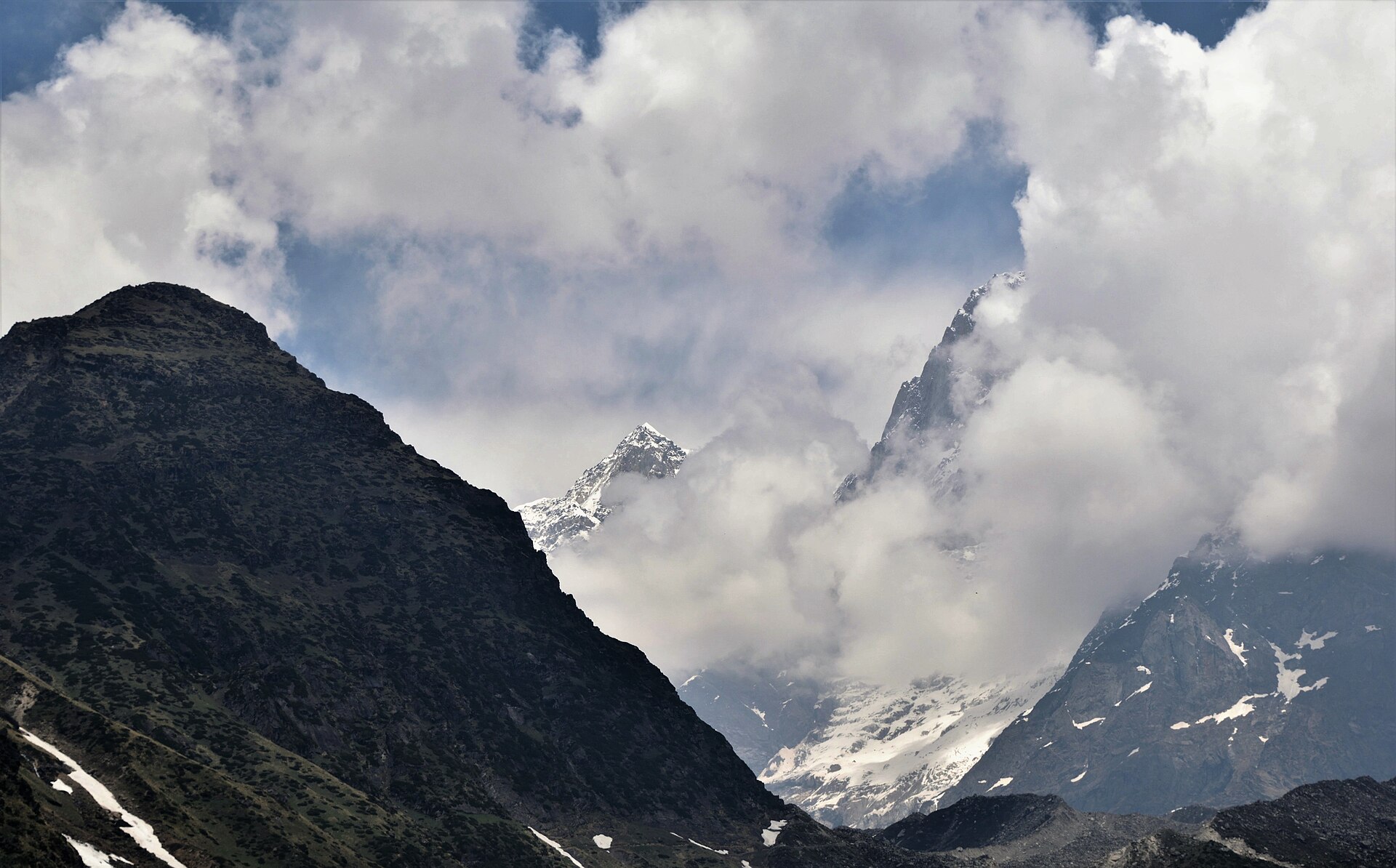 The snow peaks of Kedarnath rising through the clouds