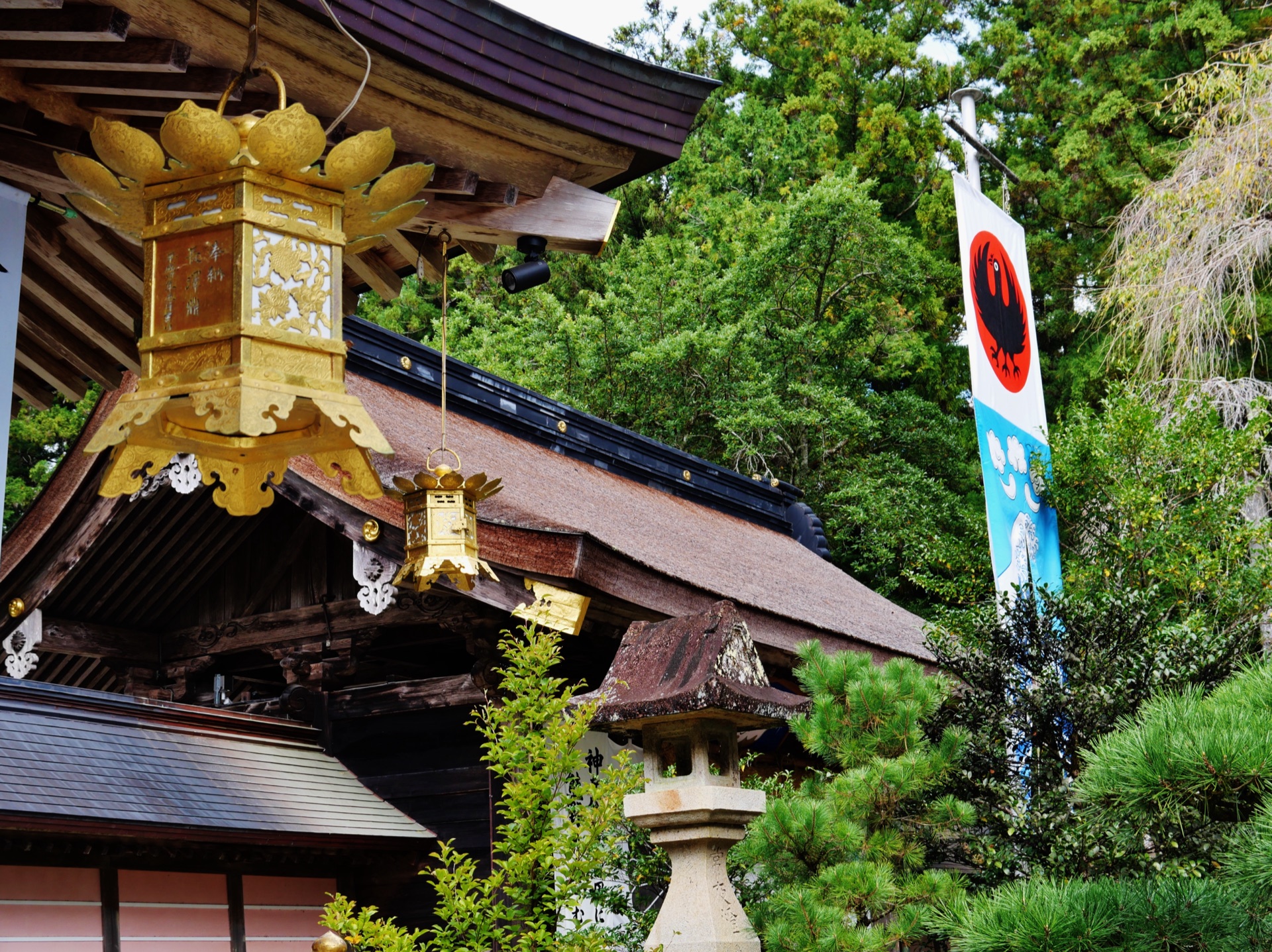Golden lotus lanterns and the three-legged crow (yatagarasu) banner at the Hongū worship hall