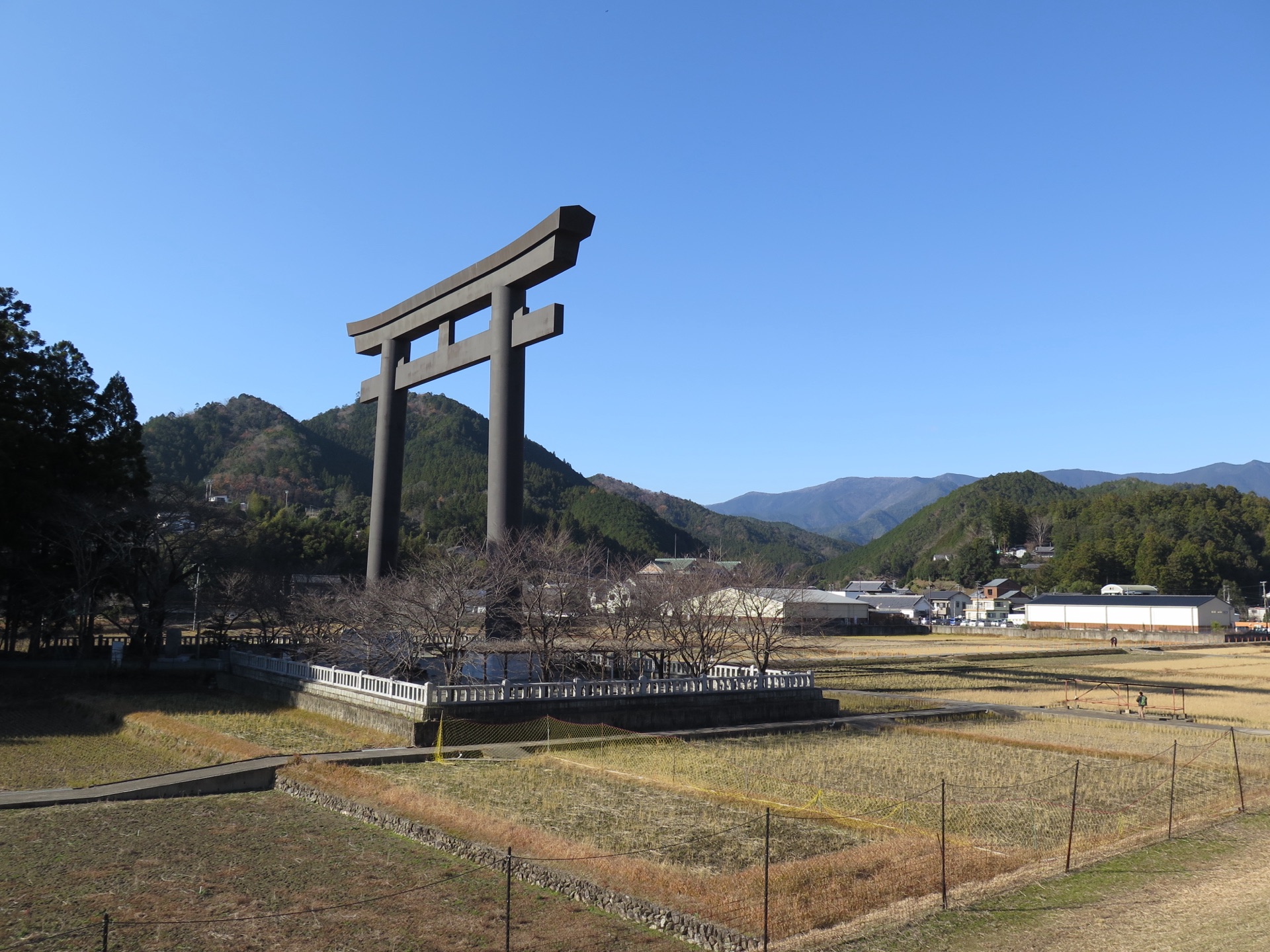 The giant Ōyunohara torii against mountains and rice fields