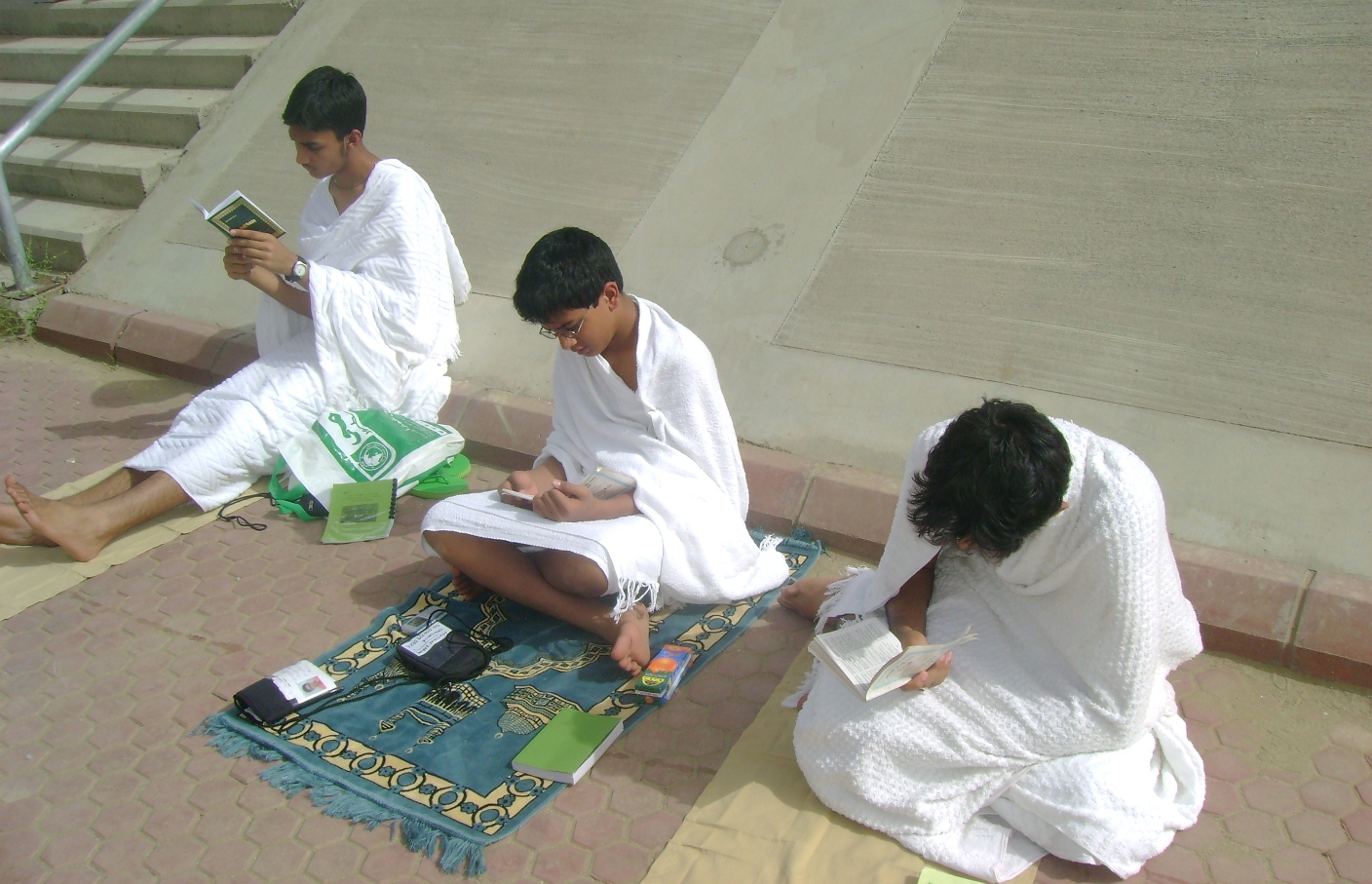 Pilgrims in ihram reading their supplications