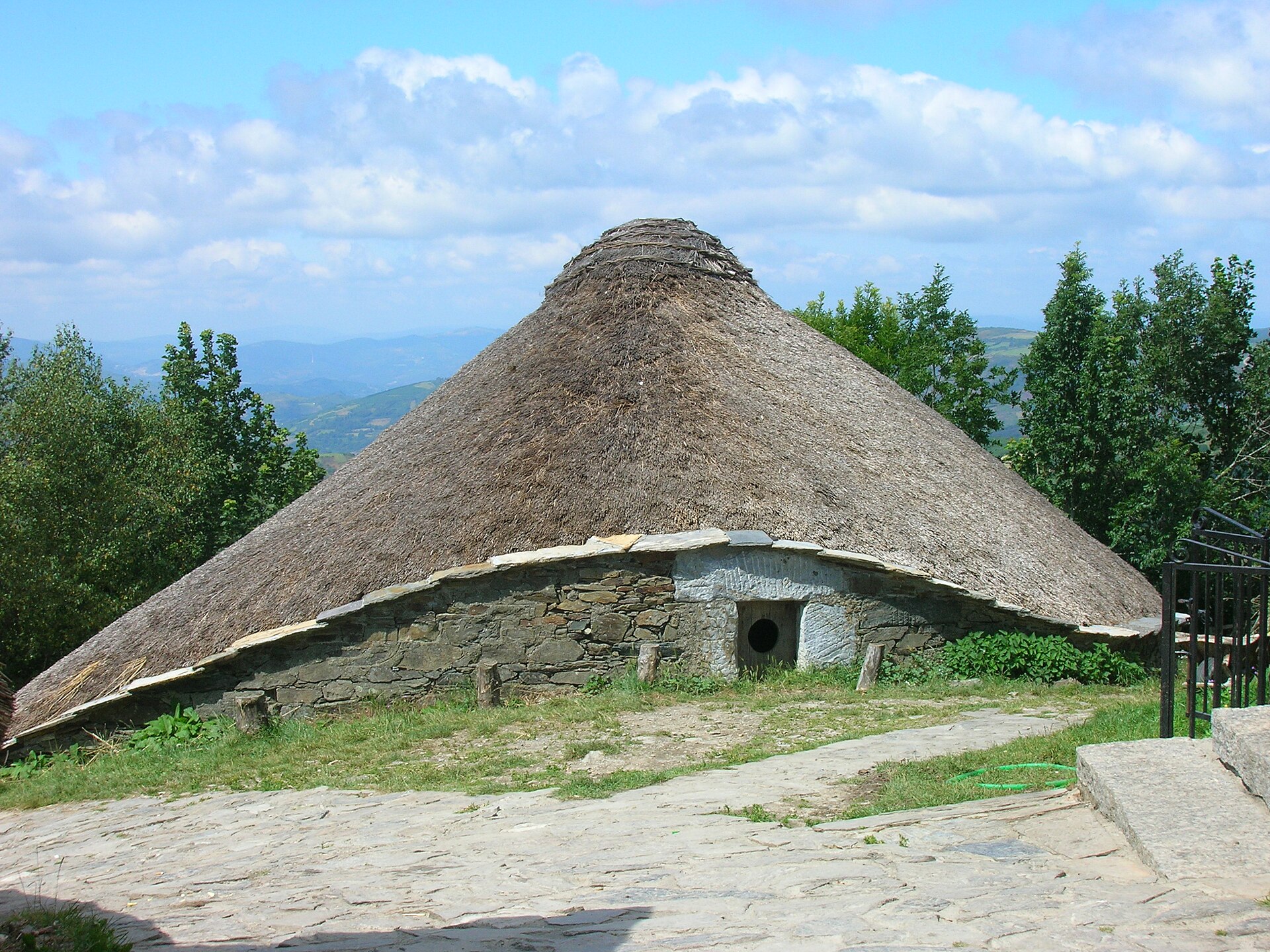 A thatched stone palloza in O Cebreiro
