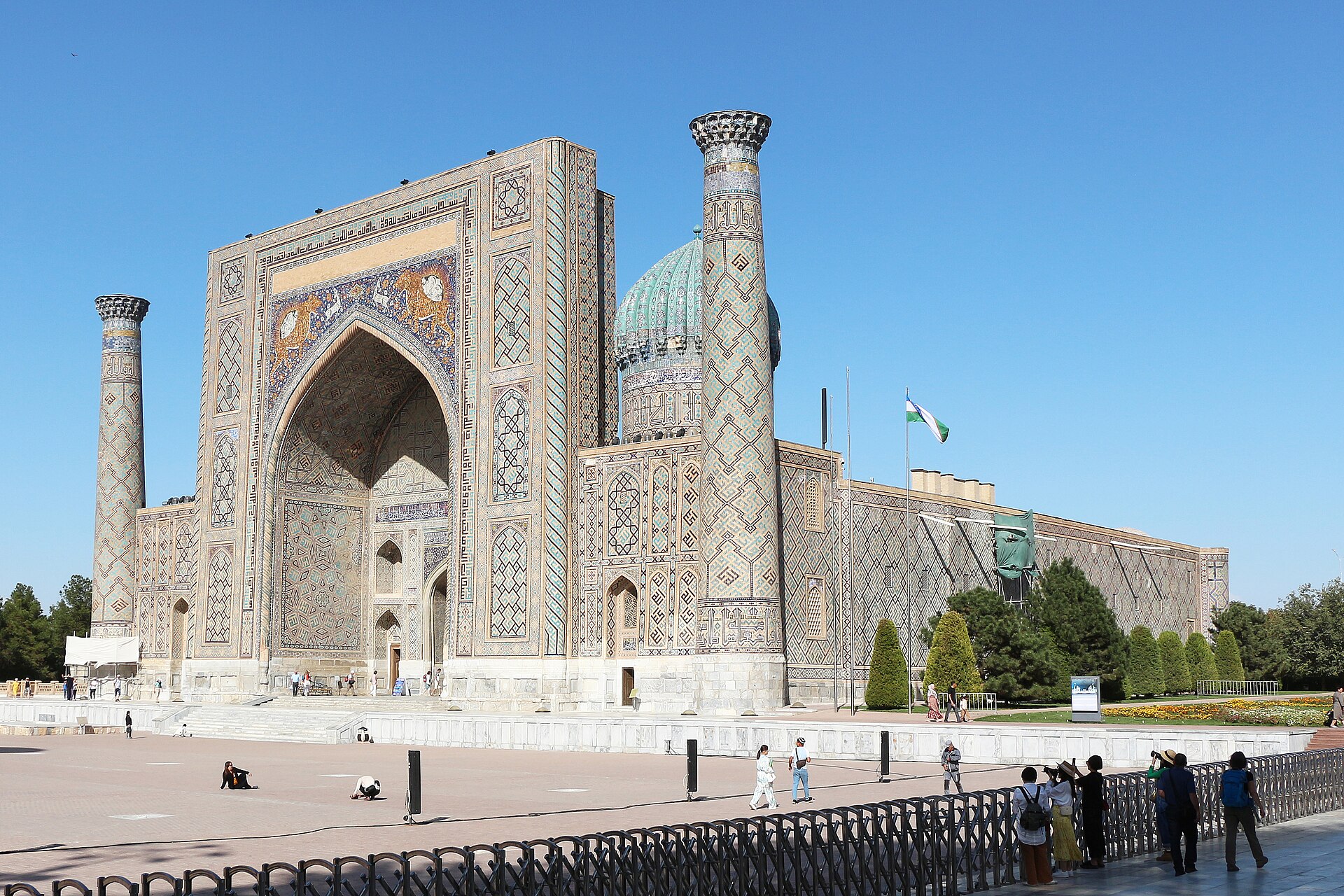 The tiled portal of the Sher-Dor madrasa with its lions and sun