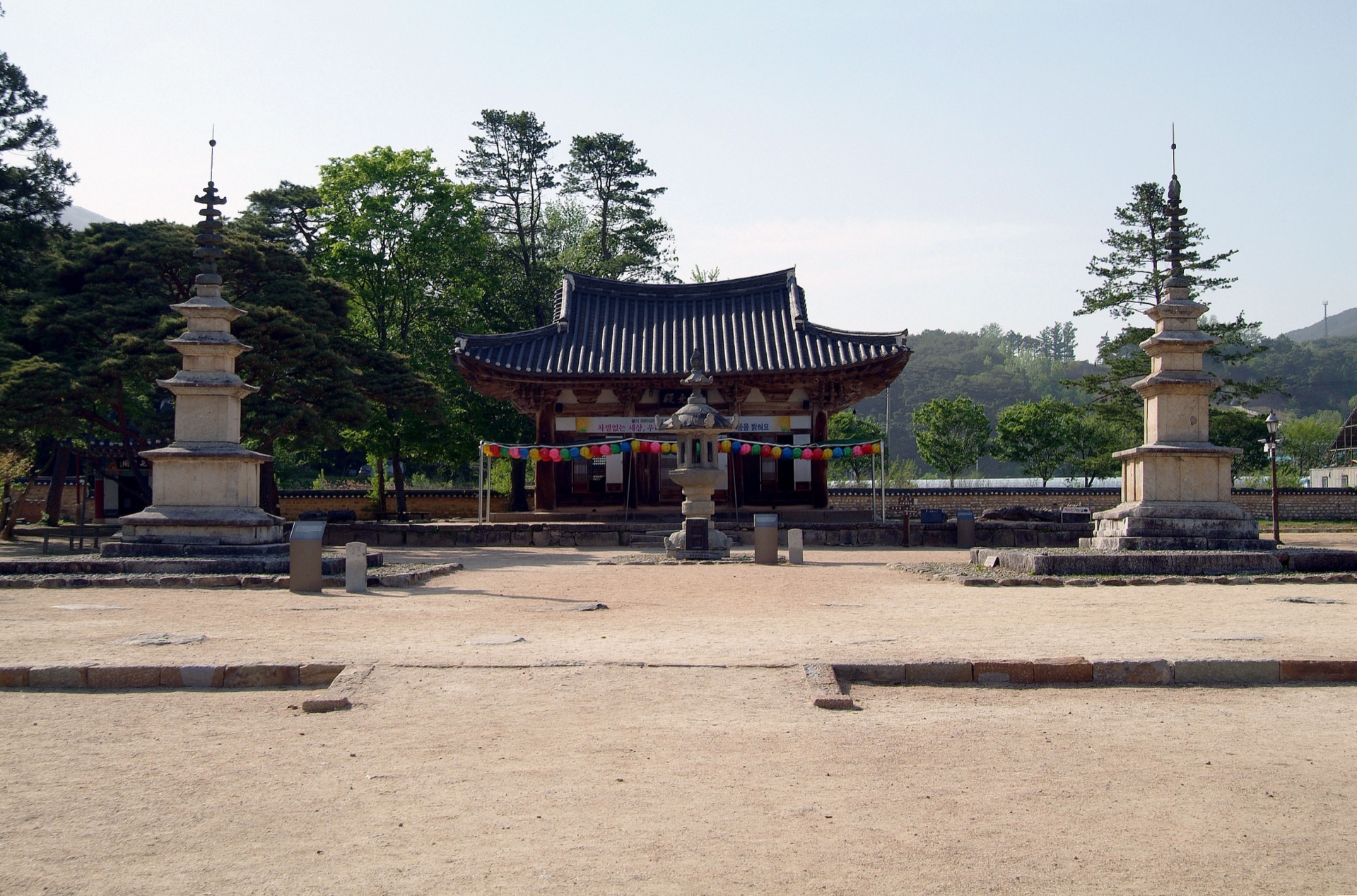The main hall of Silsangsa flanked by twin three-story stone pagodas