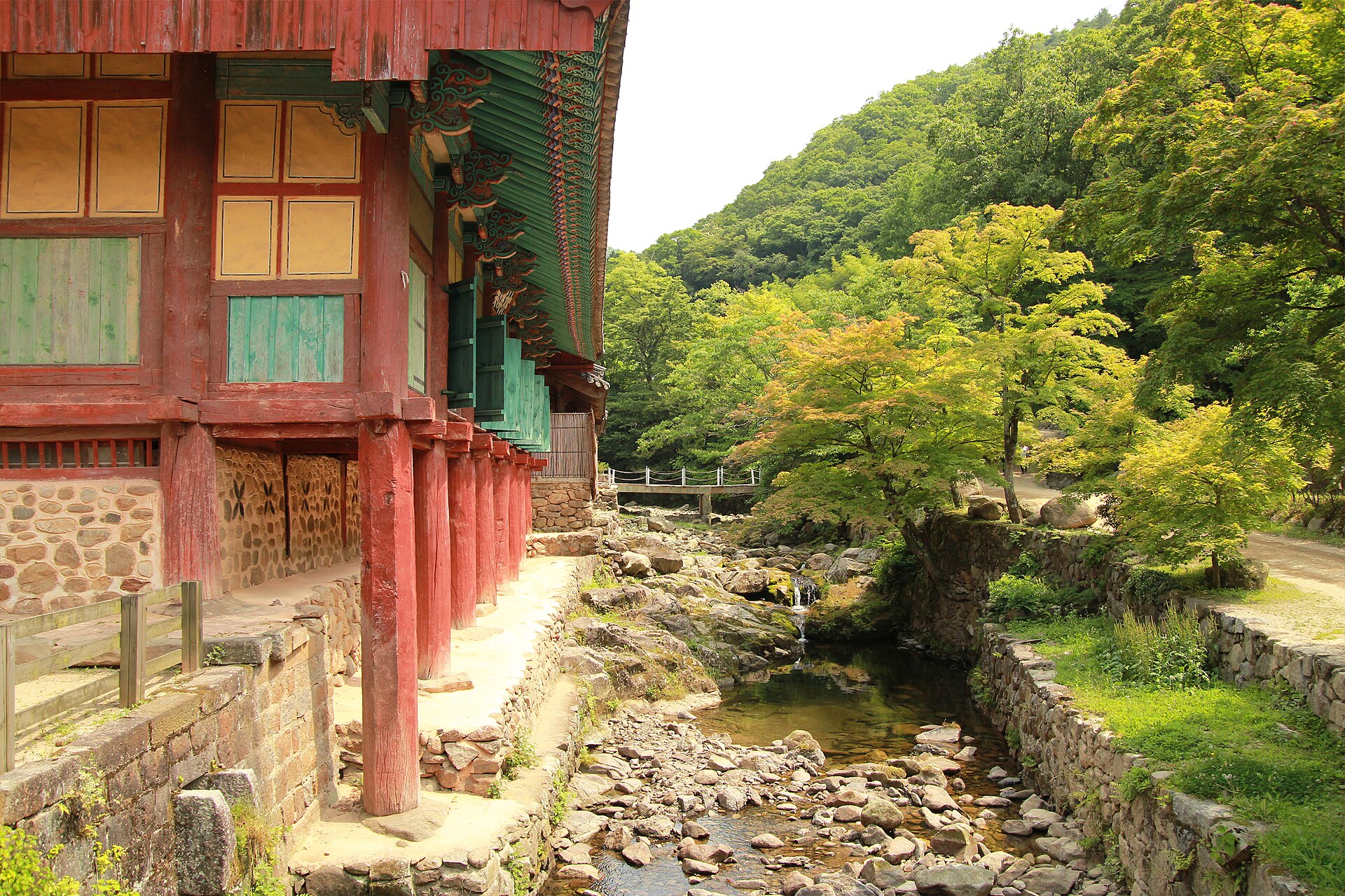 Red-pillared halls lined along the clear mountain stream