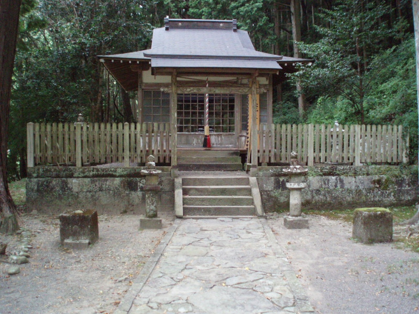 The small cypress-roofed hall of Takijiri-oji with a bell rope