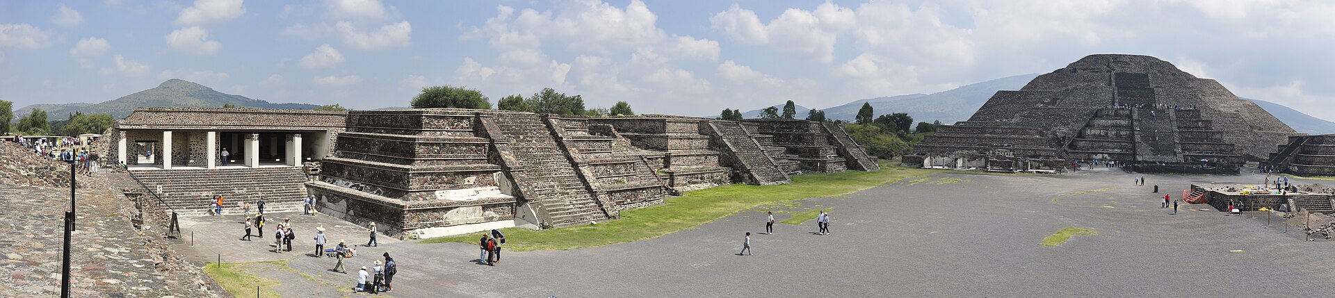 The plaza before the Pyramid of the Moon