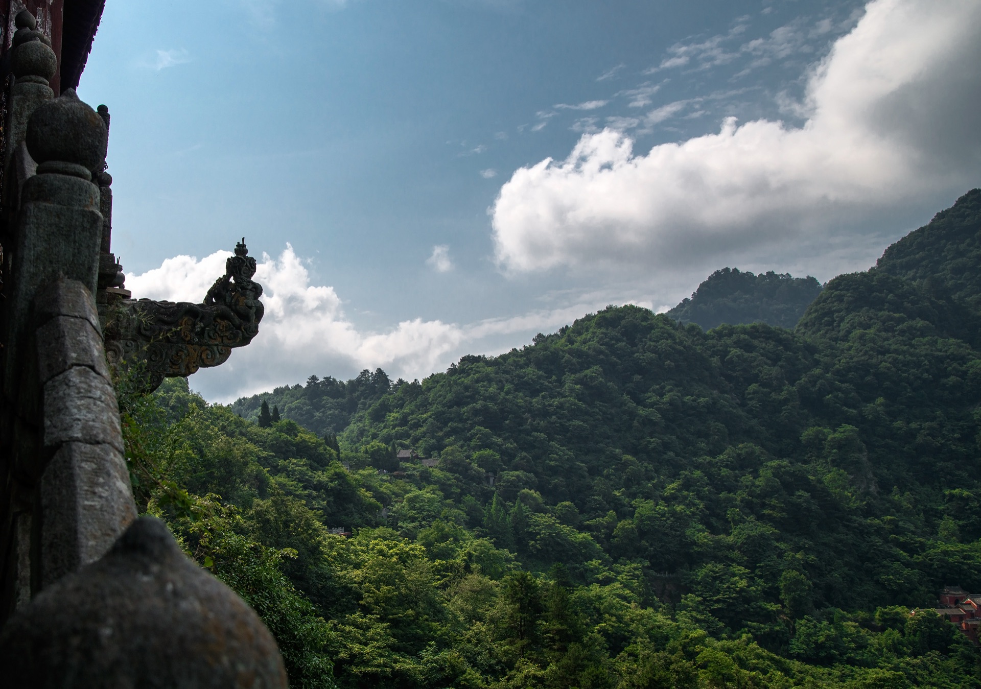 The dragon-head incense burner reaching out over the abyss from the Nanyan cliff